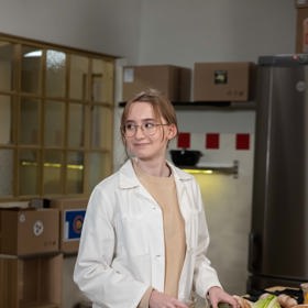 Natálka se v bistru hned začne zaučovat.