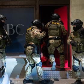 Zásah policejního komanda v kulečníkovém klubu vyvolá pozdvižení.