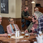 Soňa staví na potížích kolem kulečníkového klubu svou politickou kampaň proti Jirkovi Hložánkovi.