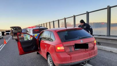 FOTO: Zloděj ukradl nastartované vozidlo i s dítětem.