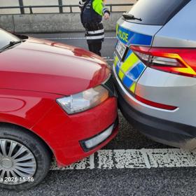 Pachatel po chvíli vzdal zběsilou jízdu, ale předtím ještě naboural policejní vůz.