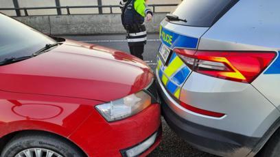 FOTO: Pachatel po chvíli vzdal zběsilou jízdu, ale předtím ještě naboural policejní vůz.