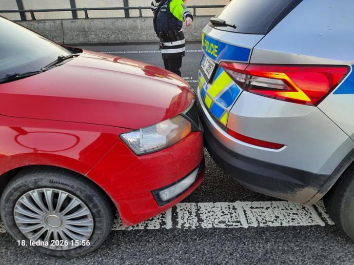 FOTO: Pachatel po chvíli vzdal zběsilou jízdu, ale předtím ještě naboural policejní vůz. – stránka 5