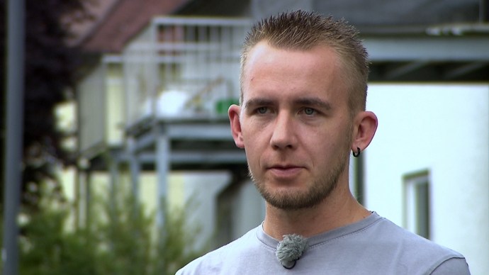 FOTO: Manžel Kateřiny Dan pracuje u strojů. – stránka 11