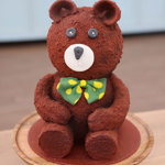 Na stránkách České televize najdete už desítky receptů na skvostnou tvorbu finalistů pořadu Peče celá země. Následující snímky ukazují tvořivost účastníků předešlých ročníků, recept najdete pod názvem u fotky: Vojtův balsamico red velvet medvěd