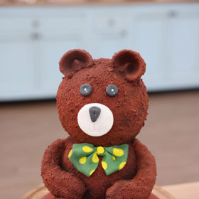 Na stránkách České televize najdete už desítky receptů na skvostnou tvorbu finalistů pořadu Peče celá země. Následující snímky ukazují tvořivost účastníků předešlých ročníků, recept najdete pod názvem u fotky: Vojtův balsamico red velvet medvěd