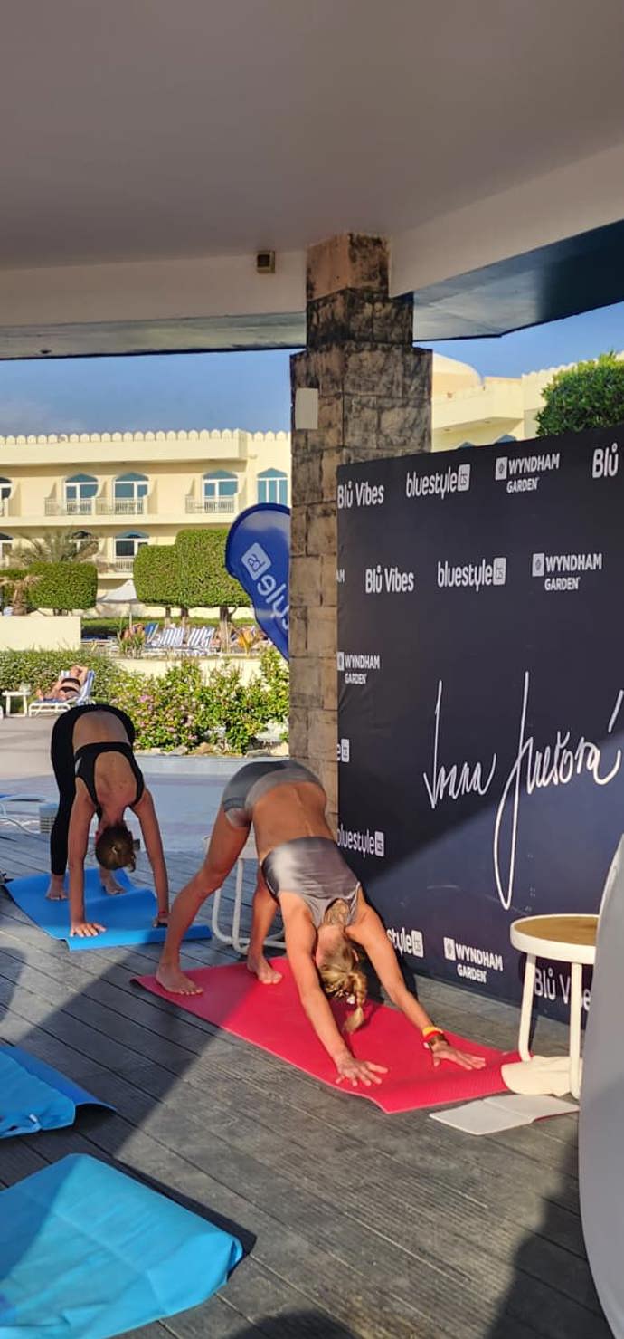 FOTO: Ivana Jirešová předcvičuje pro klienty Blue Style. – stránka 18