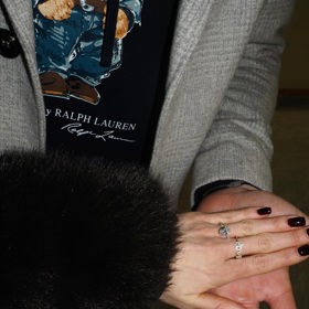 Prstenem se pochlubila hned několikrát.