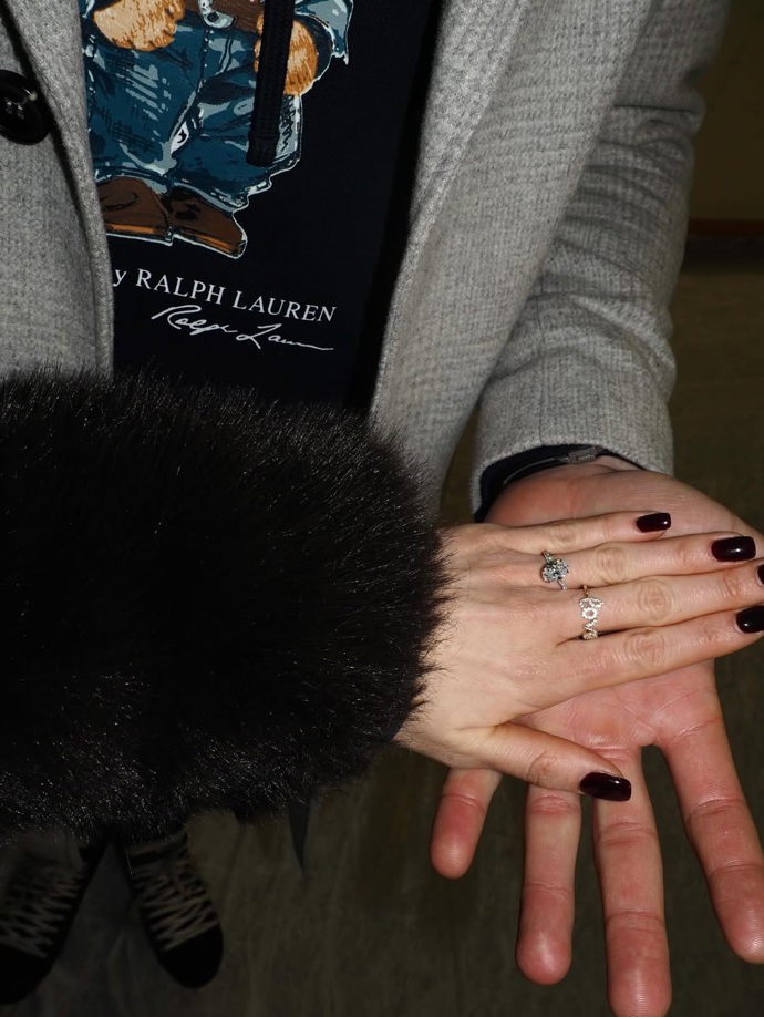 FOTO: Prstenem se pochlubila hned několikrát. – stránka 7