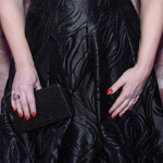 Červené nehty operní pěvkyně se na černých šatech zvlášť vyjímaly.