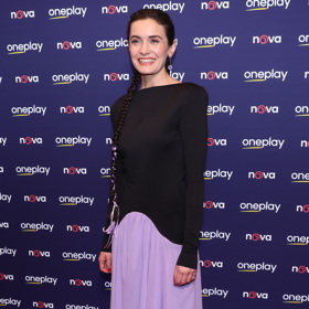 Herečka na sebe upozornila něžnou lila sukní a širokým úsměvem.