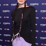 Sarah Haváčová vynesla fialovo-černý outfit a vlasy si nechala prodloužit dvěma zapletenými copy.