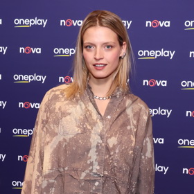 Simona Lewandowska vsadila na batikovanou košili.