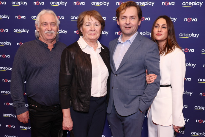 FOTO: Petr Lněnička dorazil na premiéru Metody Markovič: Straka s rodiči a partnerkou. – stránka 23