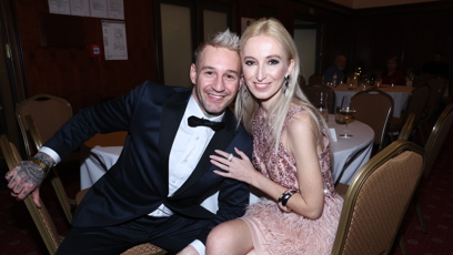 FOTO: Sámer Issa se ani nehnul od své partnerky.