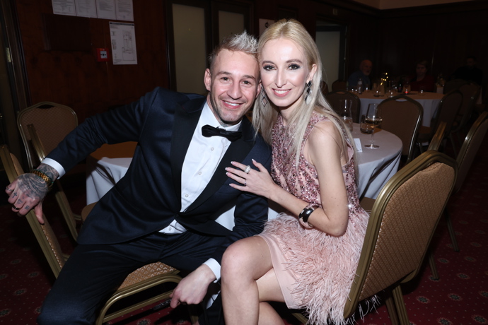 FOTO: Sámer Issa se ani nehnul od své partnerky. – stránka 13