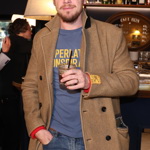 Pod kabát si vzal modré tričko s potiskem a džíny.