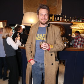 Vojtěch Dyk názorně demonstruje, že kvalitní vlněný kabát je v zimě naprostým základem šatníku.