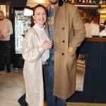 O doprovod se Tatianě postaral její manžel Vojtěch Dyk. Ten oblékl vlněný zimní kabát v barvě velbloudí srsti.