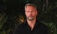 Ondřej Novotný moderuje Survivor.