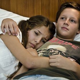 Jáchym Kraus a Sara Sandeva v seriálu Gympl s (r)učením omezeným.