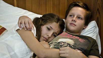 FOTO: Jáchym Kraus a Sara Sandeva v seriálu Gympl s (r)učením omezeným.