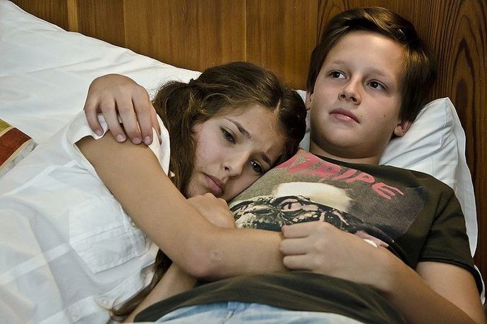 FOTO: Jáchym Kraus a Sara Sandeva v seriálu Gympl s (r)učením omezeným.