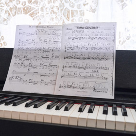 Rodina Báry Vaculíkové miluje hudbu. Piano a noty k Báře i její dceři Coco neodmyslitelně patří.