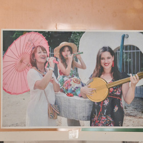 Celá rodinka stylově nafocená jakoby na francouzském venkově. Zleva Petra Černocká, uprostřed Olivie Coco a vpravo Bára Vaculíková.