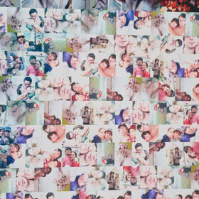 Detail mozaiky, která je ve skutečnosti složená ze stovek maličkých fotografií.