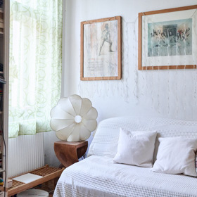 Sedačka je v bílé barvě.