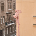 Andělíček na fasádě protějšího domu Báru Vaculíkovou uchvátil.