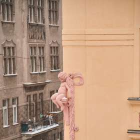 Andělíček na fasádě protějšího domu Báru Vaculíkovou uchvátil.