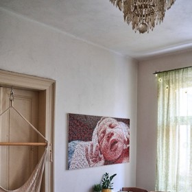 Jídelní kout v obývacím pokoji, mozaika nad stolem je dílem Báry Vaculíkové