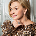 Visací náušnice a velký prsten nelze přehlédnout. 