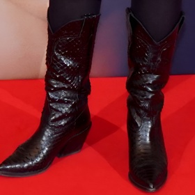 Hlavní hvězdou outfitu byly šmrncovní kovbojské kozačky.