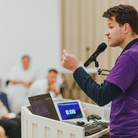 Tadeáš Řáha na přednášce.