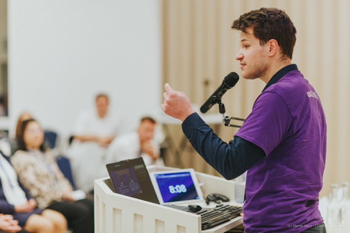 FOTO: Tadeáš Říha na přednášce. – stránka 3