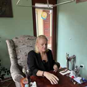 Kartářka všem doporučuje začít u návštěvy rodinných konstelací. Jedině tak se podle ní můžeme zbavit zátěže předané geny. 