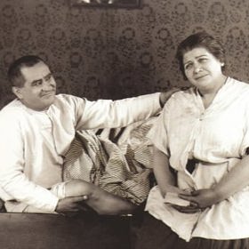 Antonie Nedošinská ve filmu Dobrý voják Švejk z roku 1925, na snímku s Karlem Nollem. Korpulentní postava a upřímný úsměv dělaly z Antonie Nedošinské perfektní adeptku na role dobrosrdečných žen z lidu