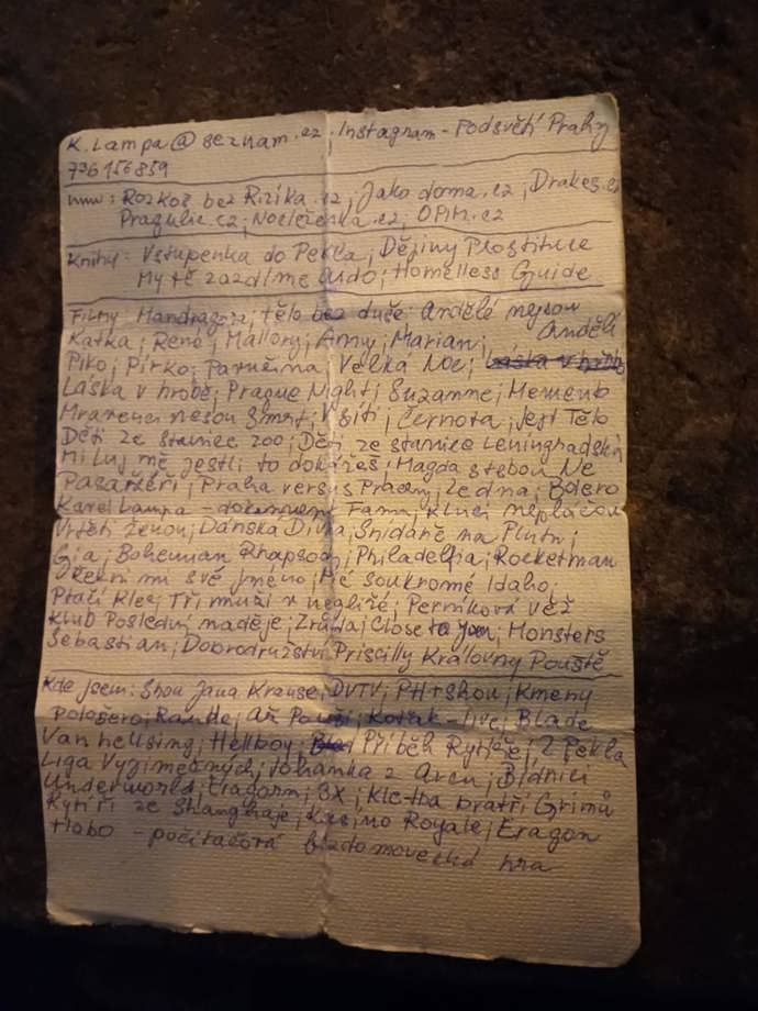 FOTO: Mnozí očekávali smlouvu či bezpečnostní pokyny, místo toho však šlo spíše o propagaci Karima. – stránka 1