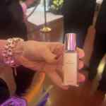 V jejím psaníčku nesmí chybět miniatura jejího oblíbeného parfému. 