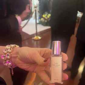 Vyjde na 1670 korun za 50 ml a Michaela nosí její miniaturu všude s sebou, jak nám ukázala na Česko-Slovenském plese. 