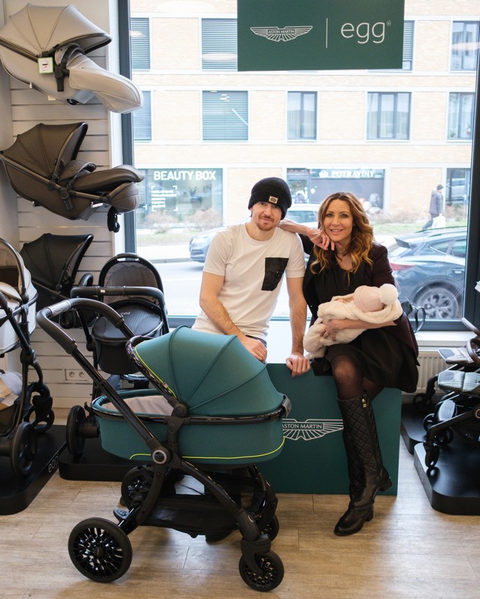 FOTO: Olga Lounová s partnerem vybrali nový kočárek. – stránka 13
