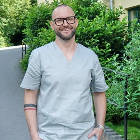 Petr Holba je porodník.