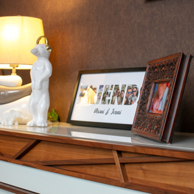 I na komodě má Monika upomínkové a dekorační předměty.