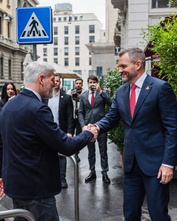 FOTO: Slovenský prezident Peter Pellegrini se setkal s českou hlavou státu Petrem Pavlem. – stránka 10