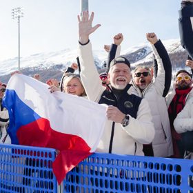 Petr Pavel s manželkou se radují z první zlaté medaile.