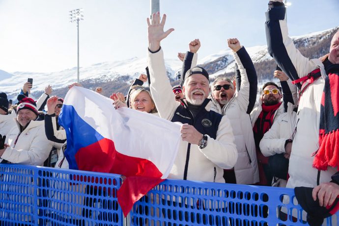 FOTO: Petr Pavel s manželkou se radují z první zlaté medaile. – stránka 12