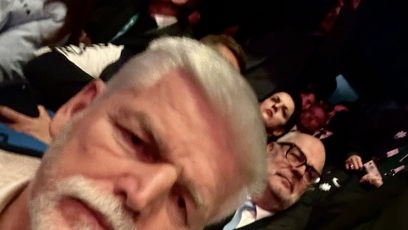 FOTO: Petr Pavel se svou ženou Evou Pavlovou fandí Česku.